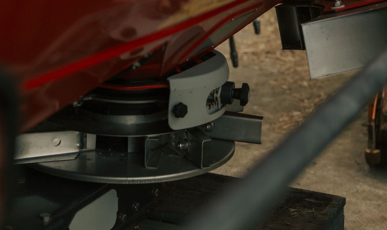 Fertiliser spreader which is used in line with NMP